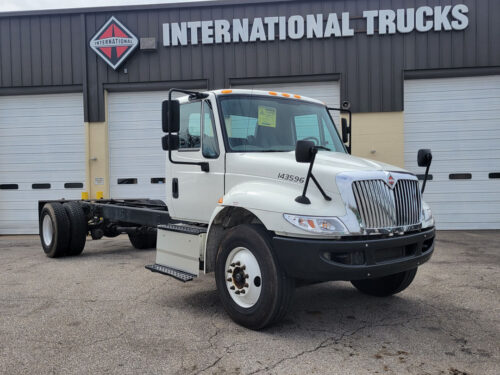 2017 Durastar 4300 - Image 2