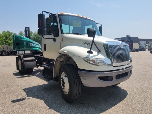 2018 International Durastar 4400 - Image 2